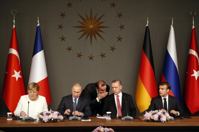 Zleva Angela Merkelová, Vladimir Putin, Recep Tyyip Erdogan, Emmanuel Macron na istanbulském summitu.