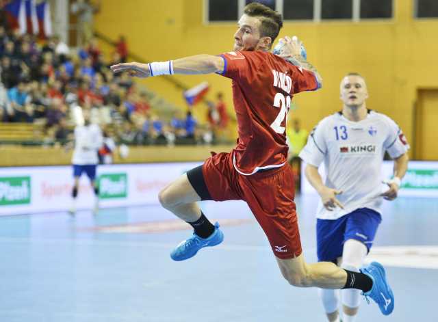 Marek Vančo (v červeném) v pokusu o střelu.