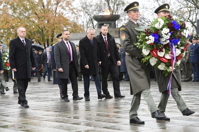Prezident ČR Miloš Zeman (třetí zleva) a slovenský prezident Andrej Kiska (vlevo) při kladení věnců na pietním aktu k 100. výročí vzniku samostatného československého státu, který se konal v Praze u Národního památníku na Vítkově.