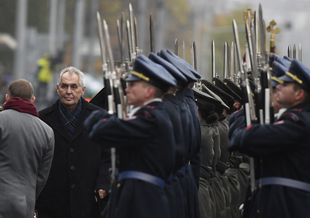 Prezident Miloš Zeman (druhý zleva) na vojenské přehlídce uspořádané ke 100. výročí vzniku Československa.