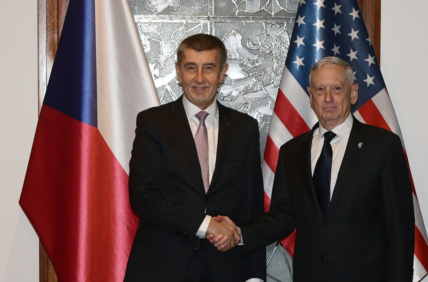 Premiér Andrej Babiš (vlevo) se v neděli setkal s americkým ministrem obrany Jamesem Mattisem.
