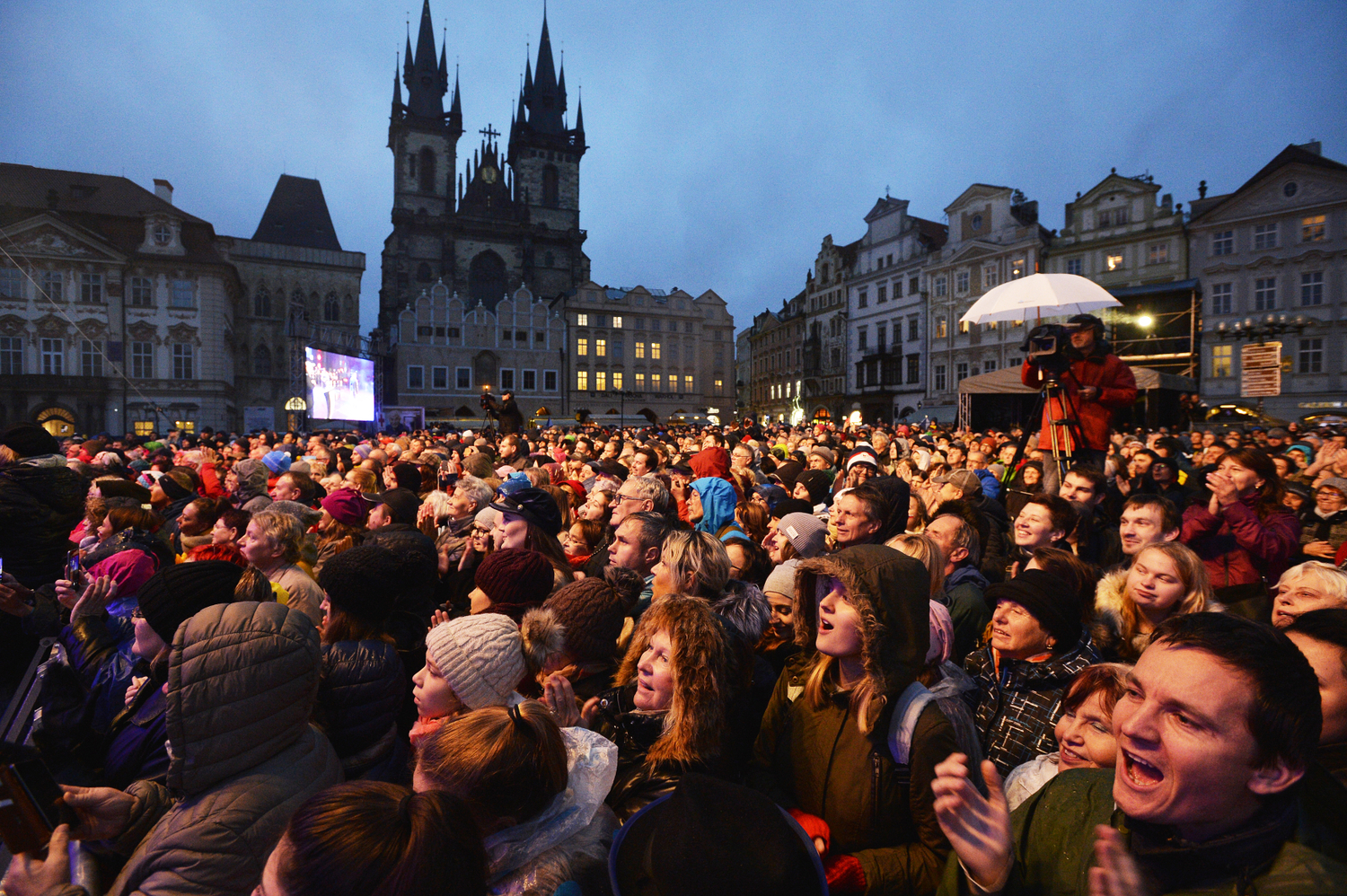 Lidé sledují koncert ke stému výročí výročí vzniku Československa na Staroměstském náměstí v Praze.