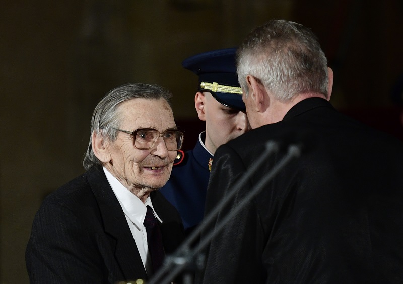 Karel Lánský převzal z rukou Miloše Zemana Řád bílého lva.