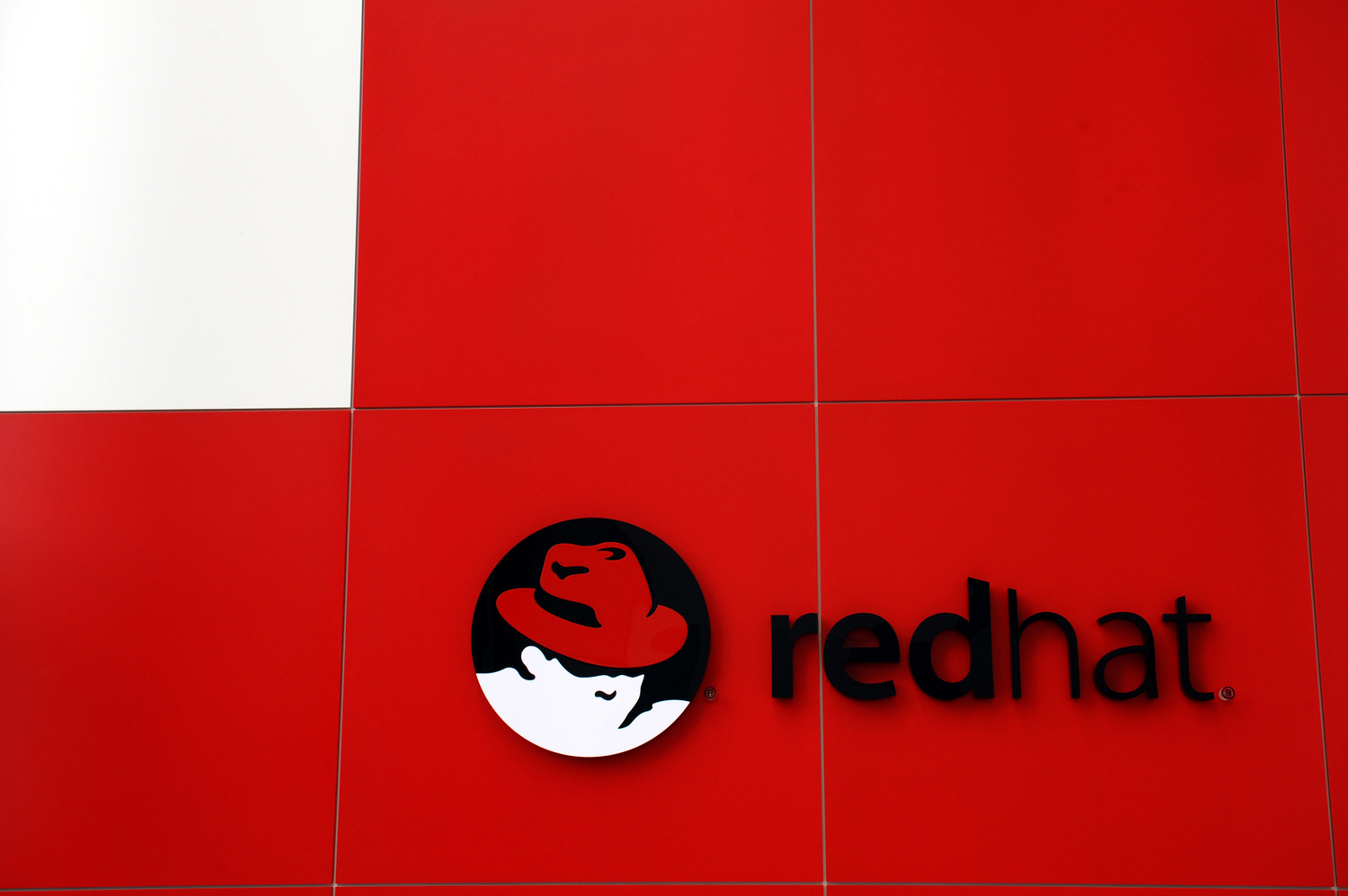 Logo společnosti Red Hat.