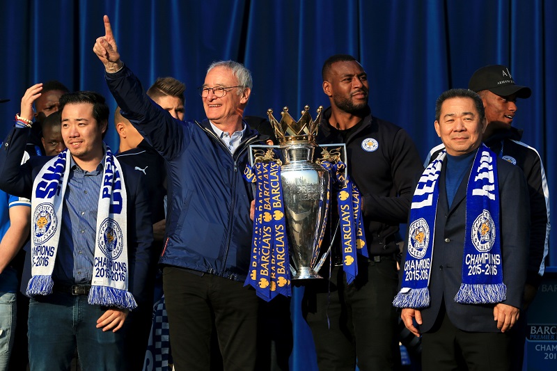Majitel Leicesteru City Vičaj Srivadtanaprapcha (vpravo) zahynul při pádu vrtulníku.