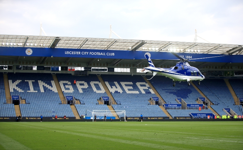 Pilot vrtulníku v Leicesteru prý manévrem zachránil fanoušky.