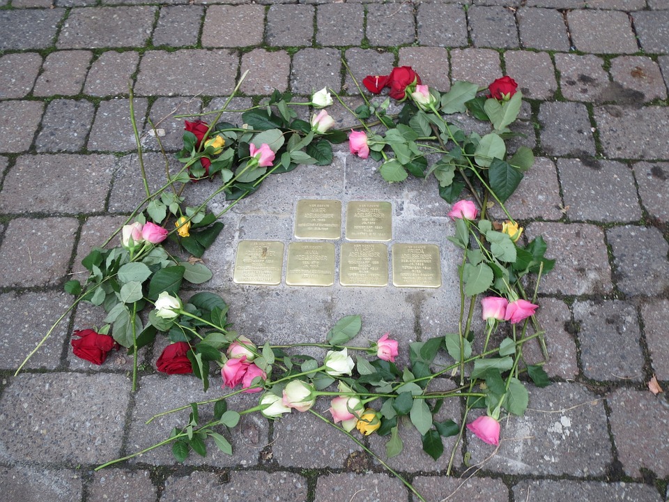 Kameny zmizelých neboli stolpersteine.