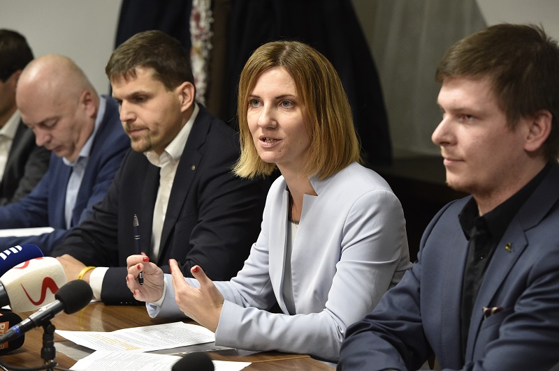 Zástupci brněnské koalice (zleva) Oliver Pospíšil (ČSSD), Petr Hladík (KDU-ČSL), Markéta Vaňková (ODS) a Tomáš Koláčný (Piráti) představili koaliční smlouvu.