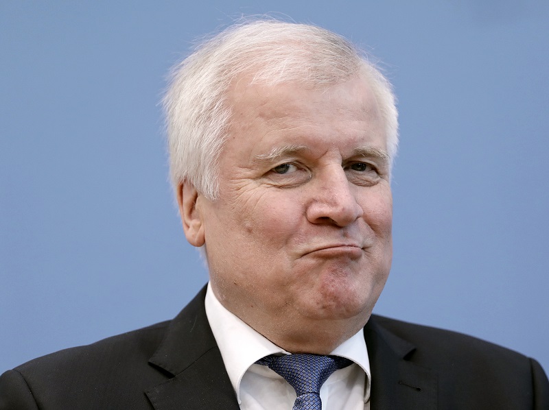 Tlak na Horsta Seehofera vzrůstá.