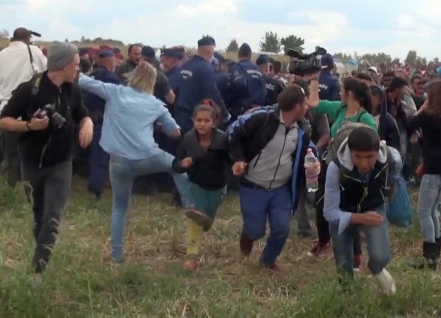 Maďarský soud zprostil obžaloby kameramanku kopající do uprchlíků.