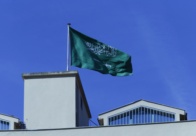 Vlajka na střese saudskoarabského konzulátu v Instambulu. 
