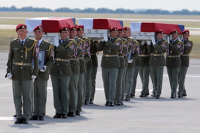 Těla desátníka Patrika Štěpánka, desátníka Kamila Beneše a rotného Martina Marcina se ve středu vrátila armádním speciálem do Prahy.
