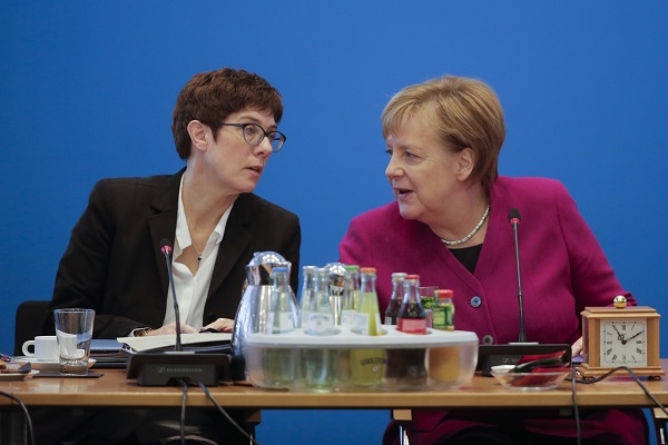 Německá kancléřka Angela Merkelová se svou potenciální nástupnicí v čele strany Annegretou Krampovou-Karrenbauerovou.