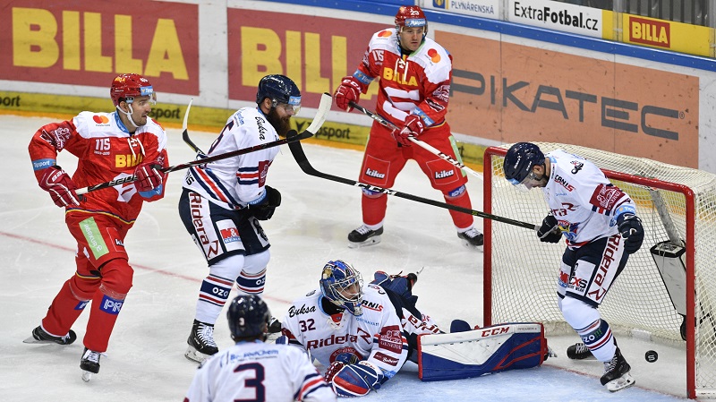 Hokejisté Vítkovic vyhráli v dohrávaném zápase 15. kola extraligy na ledě Sparty.