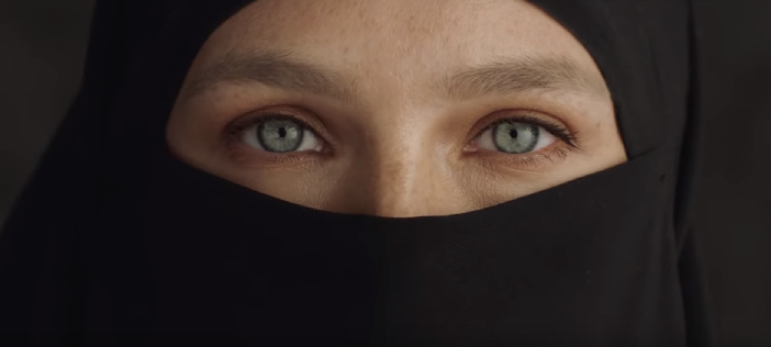 Izraelská modelka v reklamě kritizovala nikáb, sklidila kritiku.