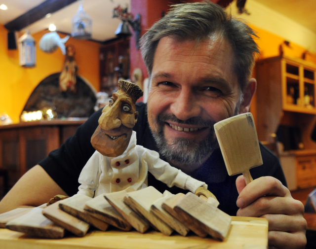 Miroslav Nebeský (na snímku) provozuje vlastní restauraci a ve volném čase vytváří dřevěné loutky.