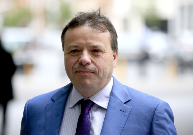 Milionář Arron Banks.