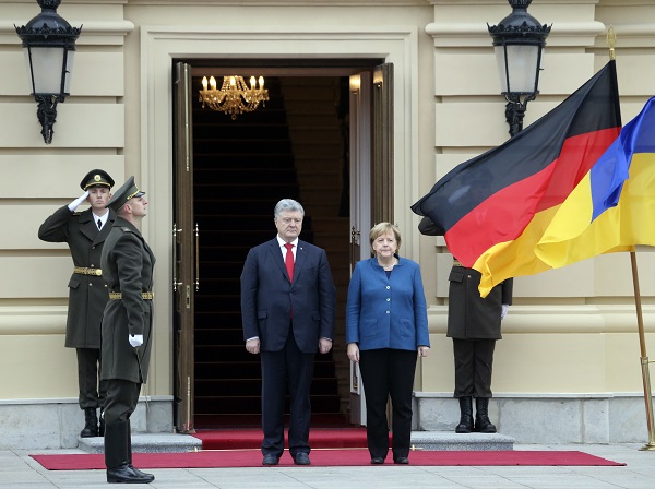 Petro Porošenko a Angela Merkelová.