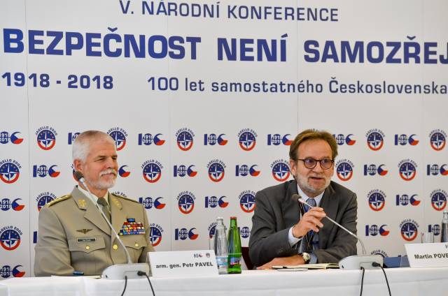 bývalý náčelník Generálního štábu AČR Petr Pavel (vlevo) a Martin Povejšil z ministerstva obrany.