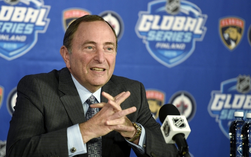 NHL by mohla zahájit příští ročník v Praze, prohlásil Bettman.