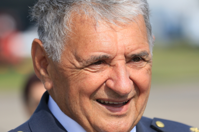 Oldřich Pelčák, bývalý vojenský pilot a cvičený kosmonaut.