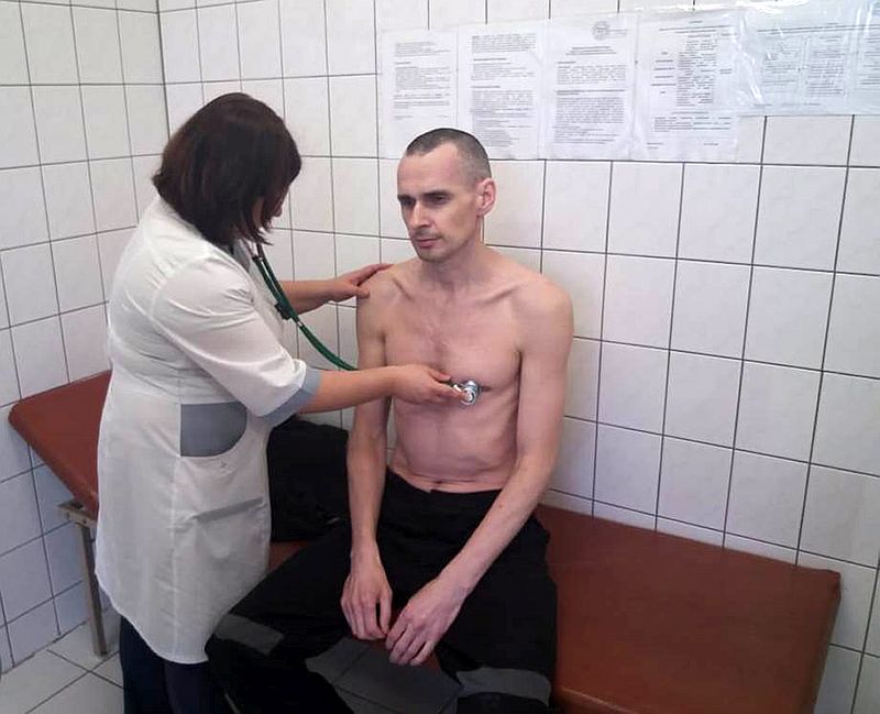 Ukrajinský režisér Oleh Sencov během lékařské prohlídky.