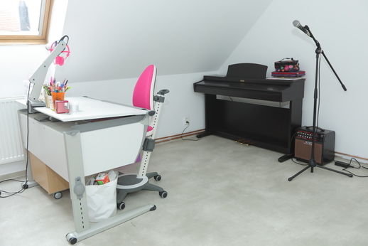 Zkušebna a pracovna v jednom.