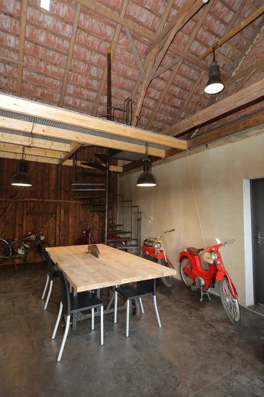 Posezení v garáži.