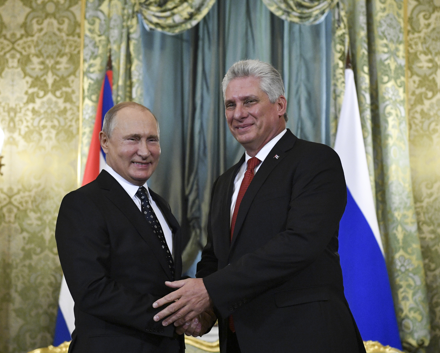 Ruský prezident Vladimir Putin (vlevo) a jeho kubánský protějšek Miguel Diaz-Canel při pátečním setkání v Moskvě.