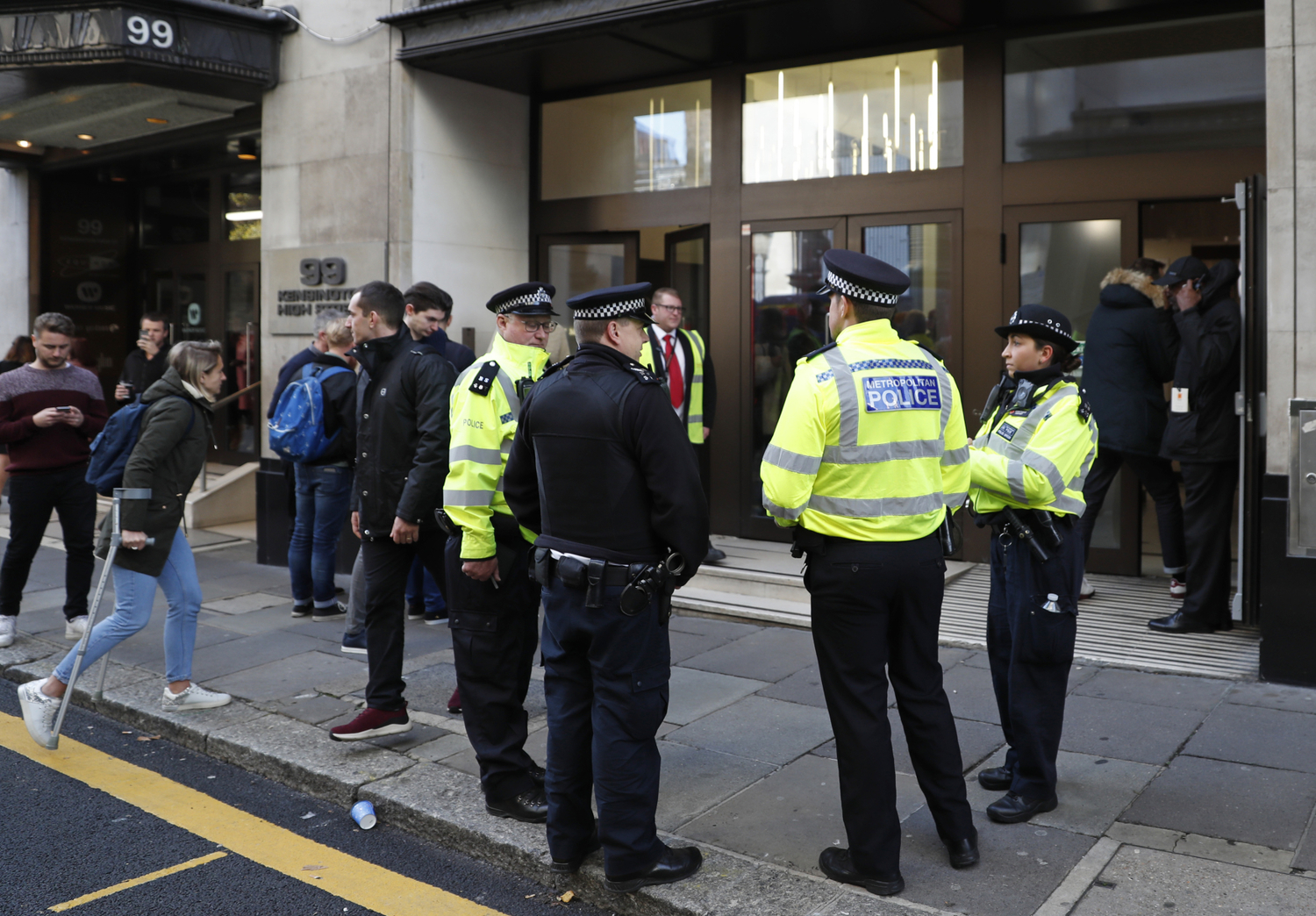 Policie před londýnským ústředím společnosti Sony Music.