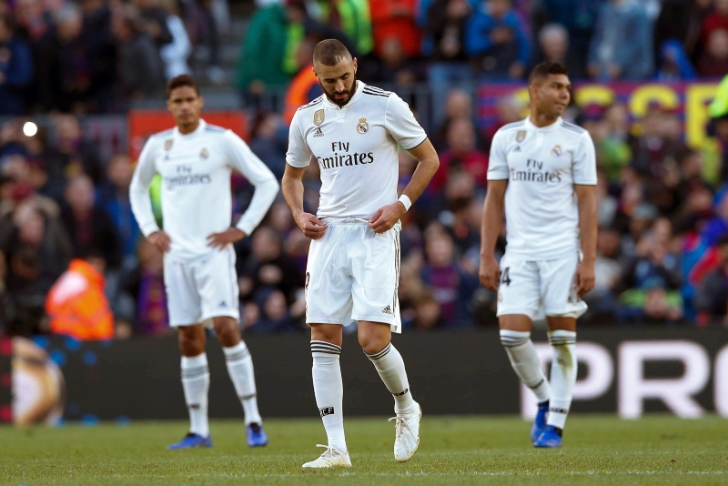 Francouz Karim Benzema (uprostřed) je bez Ronlada v útoku bezradný.