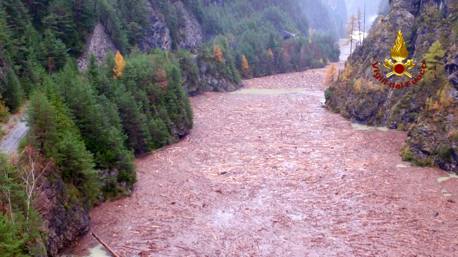 Řeka Piave poblíž Belluna unáší polámané stromy.