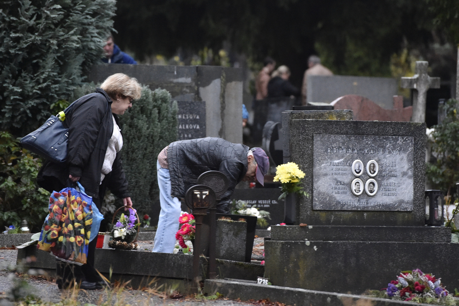 Ústřední brněnský hřbitov, kam lidé přišli uctít památku svých zesnulých.