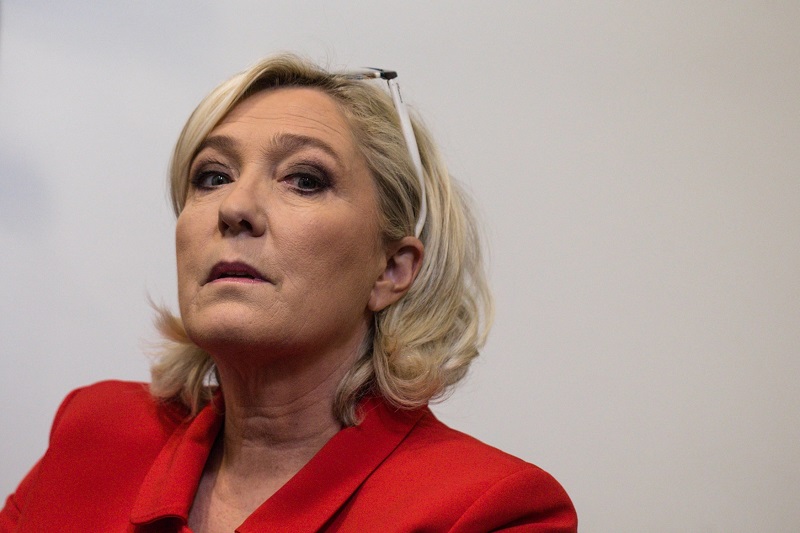 Straně Marine Le Penové by dalo hlas více lidí než Macronovi.