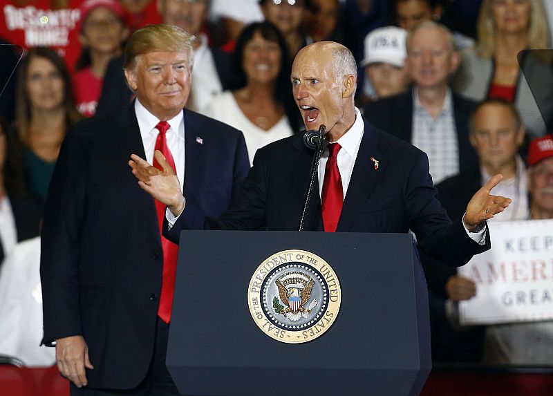 (Zleva): Americký prezident Donald Trump a republikánský kandidát do Senátu a guvernér Floridy Rick Scott.