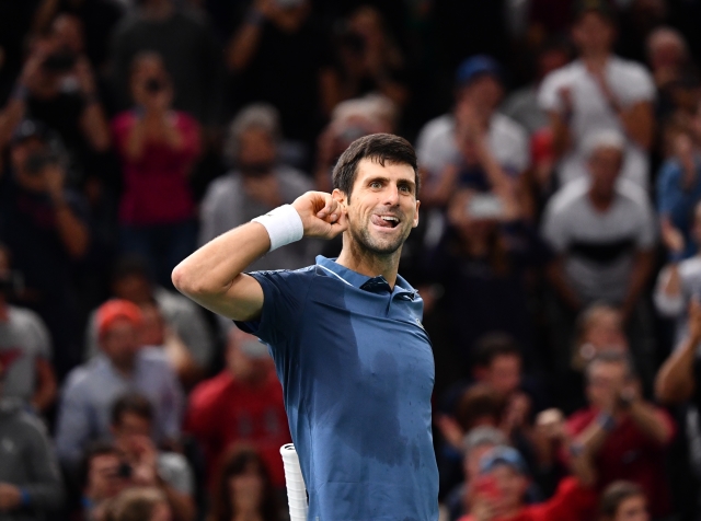 Novak Djokovič si vychutnává ovace diváků.