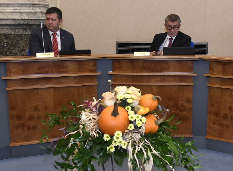 Zleva: předsedové vládních stran Jan Hamáček a Andrej Babiš.