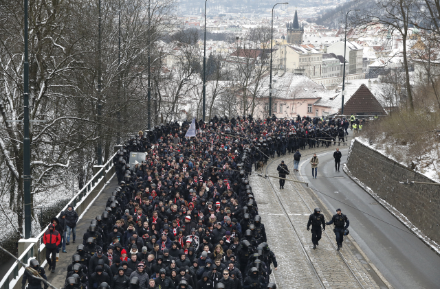 Slávisté pochodující na derby.