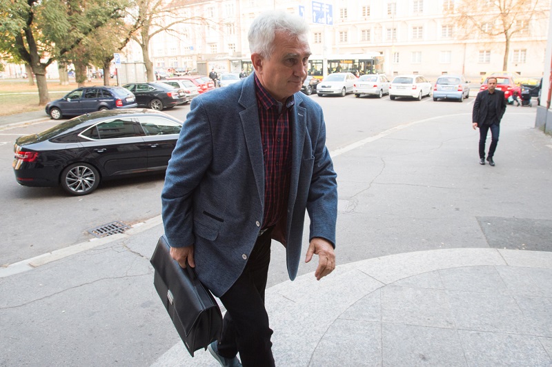 Současným předsedou Senátu je Milan Štěch z ČSSD.