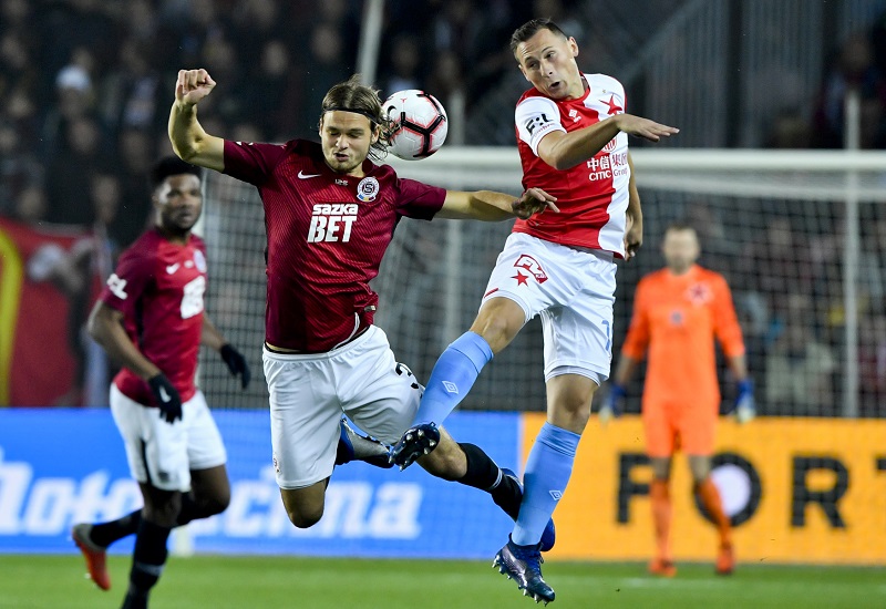Obránce Slavie Jan Bořil (vpravo) bojuje o míč s útočníkem Sparty Matějem Pulkrabem.