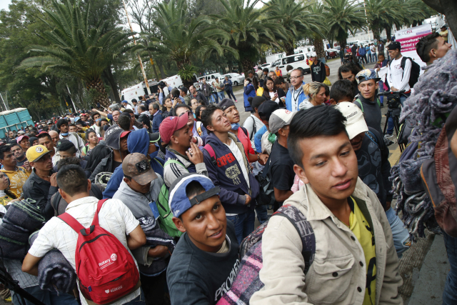Stovky migrantů dorazily do mexické metropole.