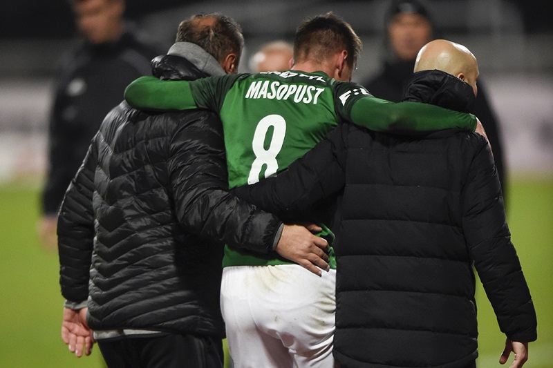 Lukáš Masopust si v utkání s Duklou přivodil zranění kolene.
