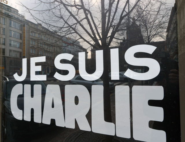 Heslo "Je suis Charlie" ("Jsem Charlie") se stalo symbolickým vyjádřením solidarity s oběťmi teroristického útoku na redakci satirického týdeníku Charlie Hebdo.