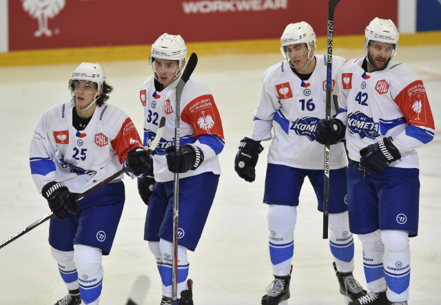 Hokejisté Komety Brno po gólu Pláška.