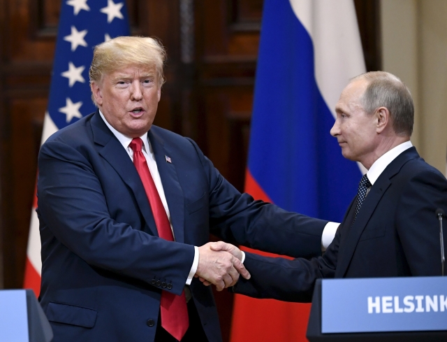 Prezident USA Donald Trump (vlevo) a hlava Ruska Vladimir Putin. 