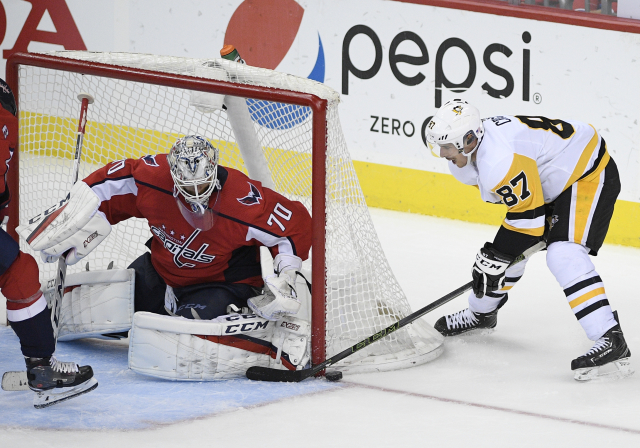 Útočník Sidney Crosby (87) a brankář Braden Holtby (70).