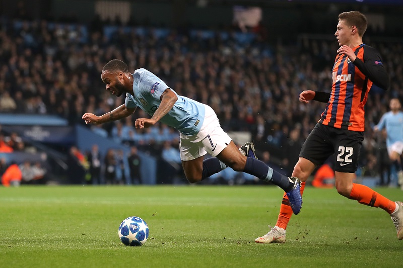 Raheem Sterling se po utkání Ligy mistrů omluvil hlavnímu sudímu.