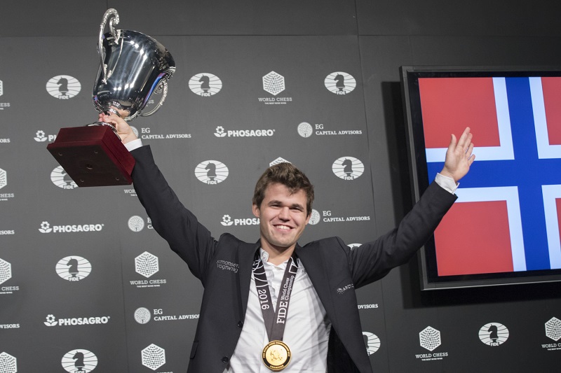 Magnus Carlsen vyzve Fabiana Caruana.