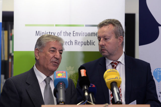 Eurokomisař pro životní prostředí Karmenu Vella a ministr životního prostředí Richard Brabec. 