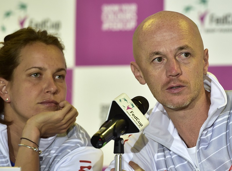 Česká tenistka Barbora Strýcová s kapitánem Petrem Pálou.